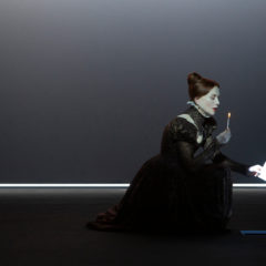 La danza iterativa del corpo/voce. Isabelle Huppert alla Pergola di Firenze in ‘Mary said what she said’, regia di Robert Wilson