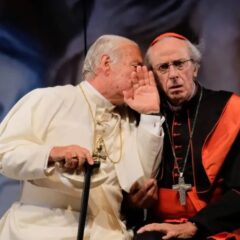 Un timido tango tra Bergoglio e Benedetto XVI suggella in scena un sorprendente sodalizio